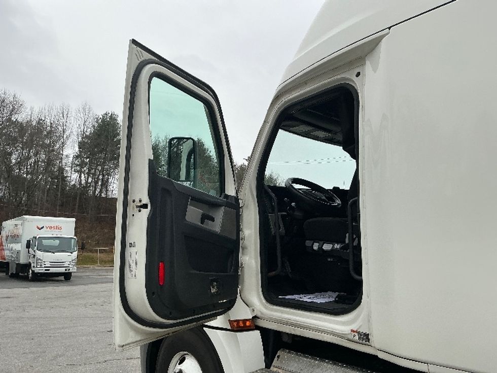 Sleeper Tractor-Heavy Duty Tractors-Freightliner-2020-T12664ST-Asheville-NC-627,135\n\t\tmiles-$ 44,750 - Image 9