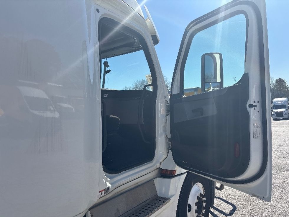 Sleeper Tractor-Heavy Duty Tractors-Freightliner-2020-T12664ST-Atlanta (Forest Park)-GA-243,383\n\t\tmiles-$ 72,500 - Image 13