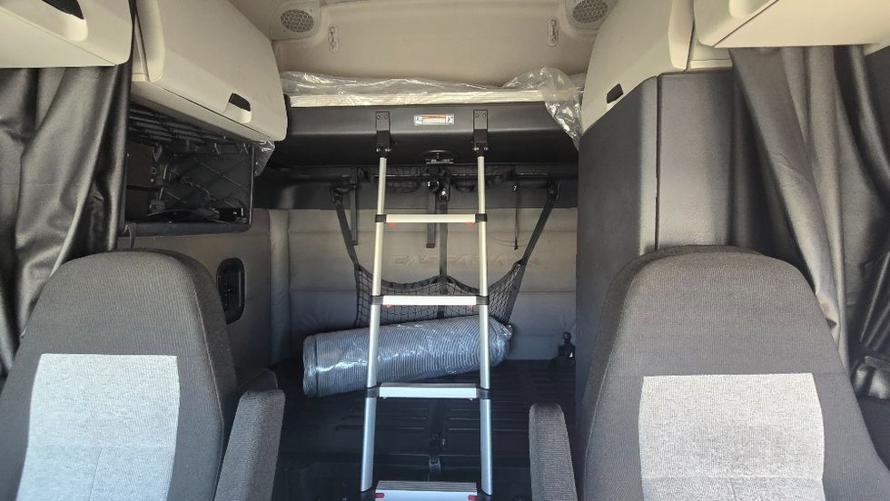 Sleeper Tractor-Heavy Duty Tractors-Freightliner-2020-T12664ST-Atlanta (Forest Park)-GA-243,383\n\t\tmiles-$ 72,500 - Image 16