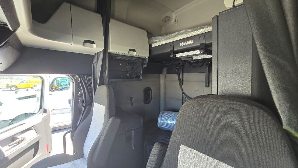 Sleeper Tractor-Heavy Duty Tractors-Freightliner-2020-T12664ST-Atlanta (Forest Park)-GA-243,383\n\t\tmiles-$ 72,500 - Image 19