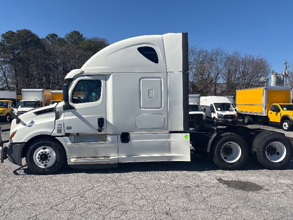 Sleeper Tractor-Heavy Duty Tractors-Freightliner-2020-T12664ST-Atlanta (Forest Park)-GA-243,383\n\t\tmiles-$ 72,500 - Image 4
