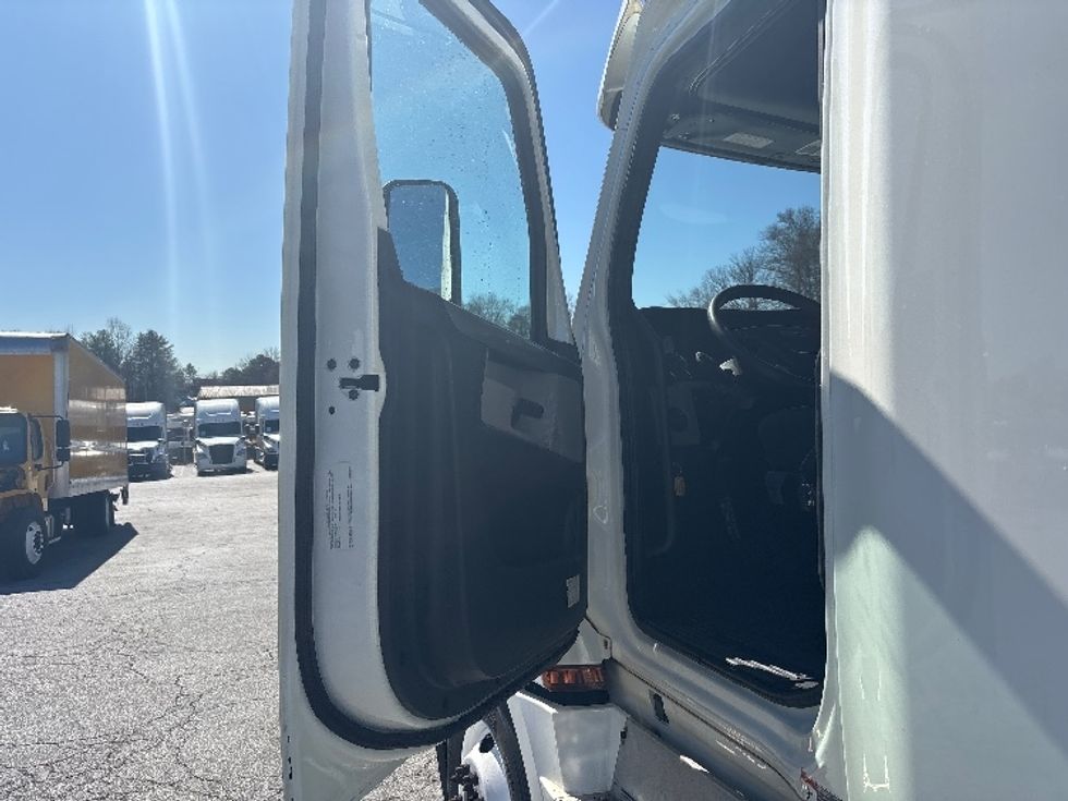Sleeper Tractor-Heavy Duty Tractors-Freightliner-2020-T12664ST-Atlanta (Forest Park)-GA-243,383\n\t\tmiles-$ 72,500 - Image 9