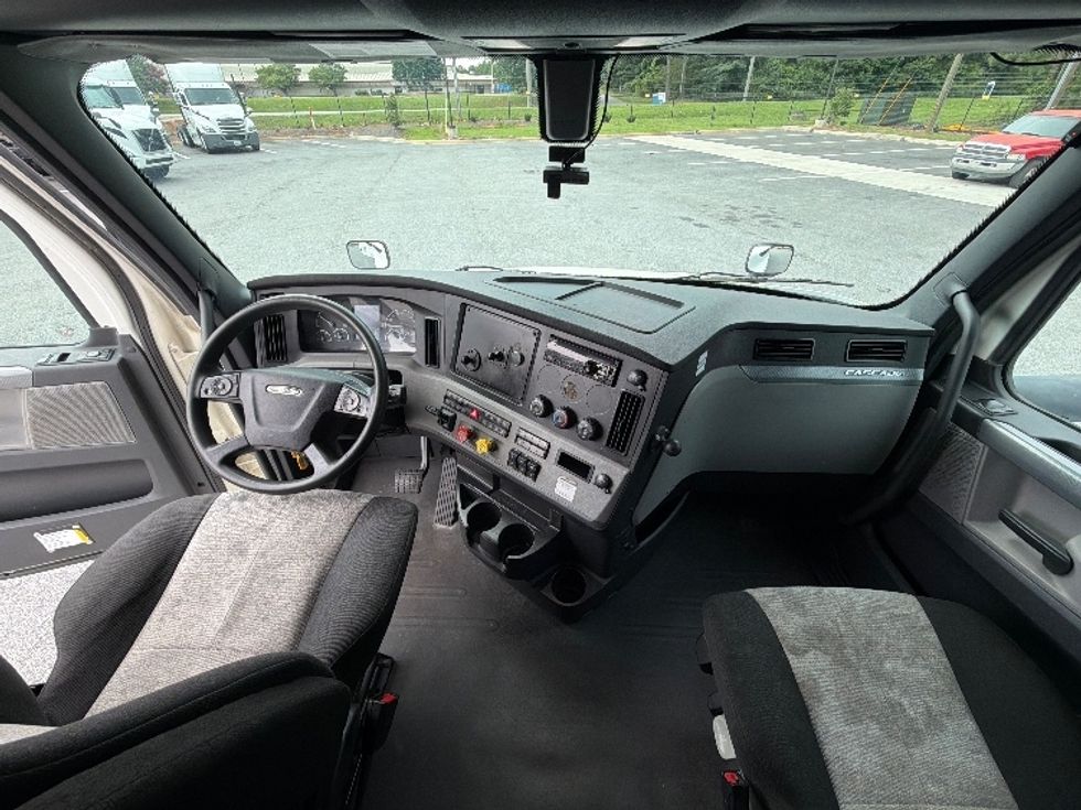Sleeper Tractor-Heavy Duty Tractors-Freightliner-2020-T12664ST-Atlanta (Forest Park)-GA-445,996\n\t\tmiles-$ 70,250 - Image 12
