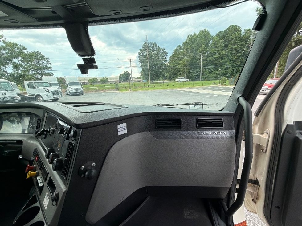 Sleeper Tractor-Heavy Duty Tractors-Freightliner-2020-T12664ST-Atlanta (Forest Park)-GA-445,996\n\t\tmiles-$ 70,250 - Image 14