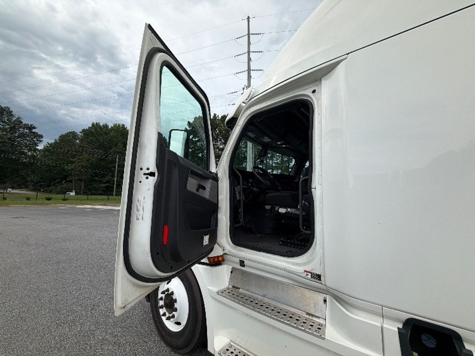 Sleeper Tractor-Heavy Duty Tractors-Freightliner-2020-T12664ST-Atlanta (Forest Park)-GA-445,996\n\t\tmiles-$ 70,250 - Image 9