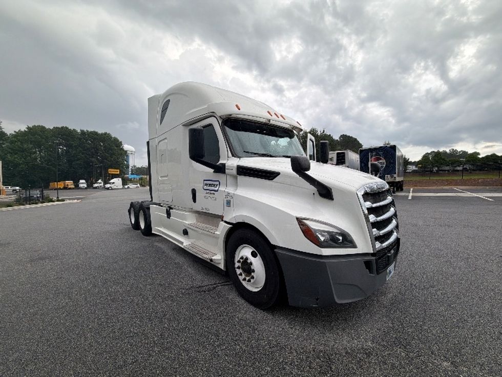 Sleeper Tractor-Heavy Duty Tractors-Freightliner-2020-T12664ST-Atlanta (Forest Park)-GA-498,000\n\t\tmiles-$ 67,000 - Image 1