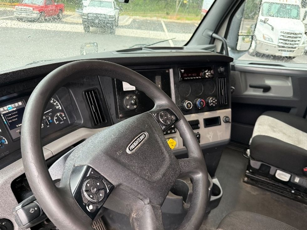 Sleeper Tractor-Heavy Duty Tractors-Freightliner-2020-T12664ST-Atlanta (Forest Park)-GA-498,000\n\t\tmiles-$ 67,000 - Image 10