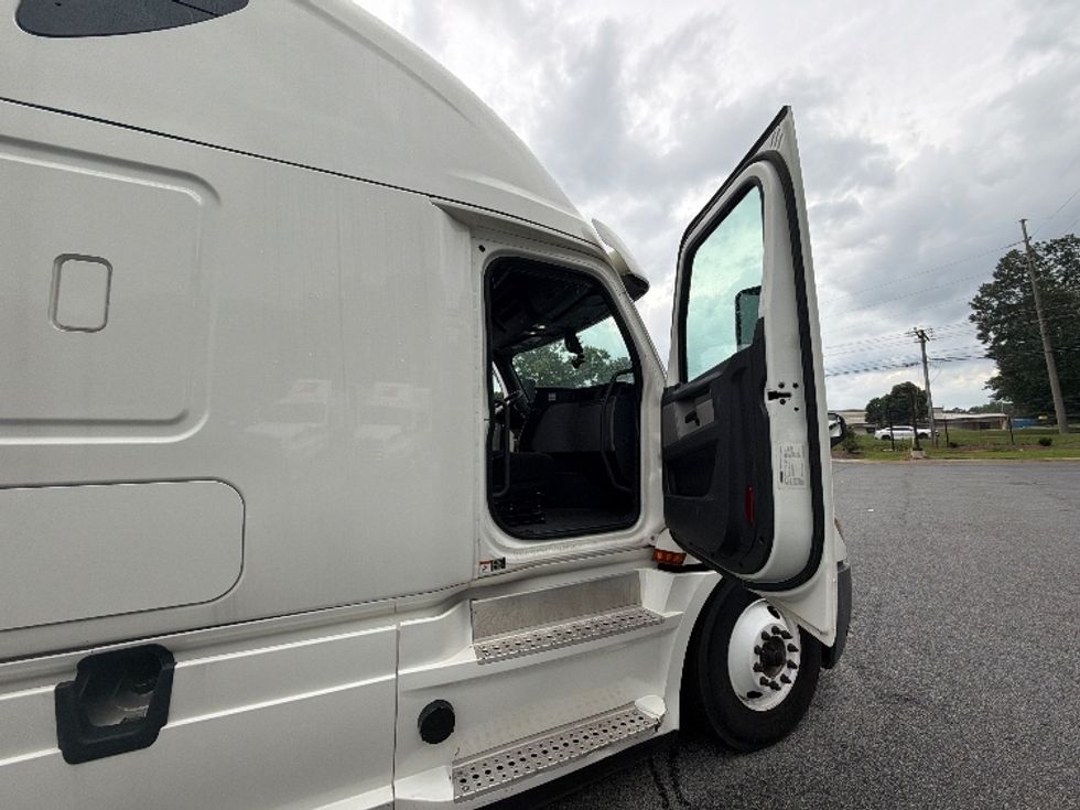 Sleeper Tractor-Heavy Duty Tractors-Freightliner-2020-T12664ST-Atlanta (Forest Park)-GA-498,000\n\t\tmiles-$ 67,000 - Image 13