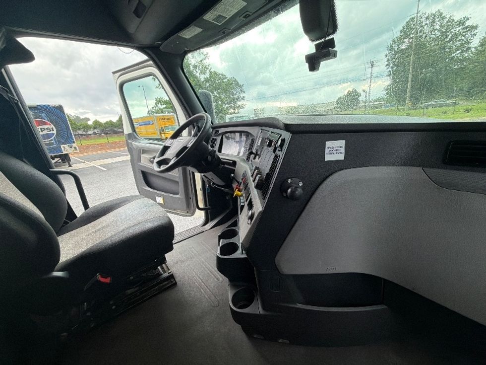 Sleeper Tractor-Heavy Duty Tractors-Freightliner-2020-T12664ST-Atlanta (Forest Park)-GA-498,000\n\t\tmiles-$ 67,000 - Image 15
