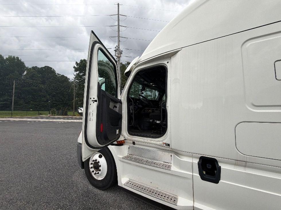 Sleeper Tractor-Heavy Duty Tractors-Freightliner-2020-T12664ST-Atlanta (Forest Park)-GA-498,000\n\t\tmiles-$ 67,000 - Image 9