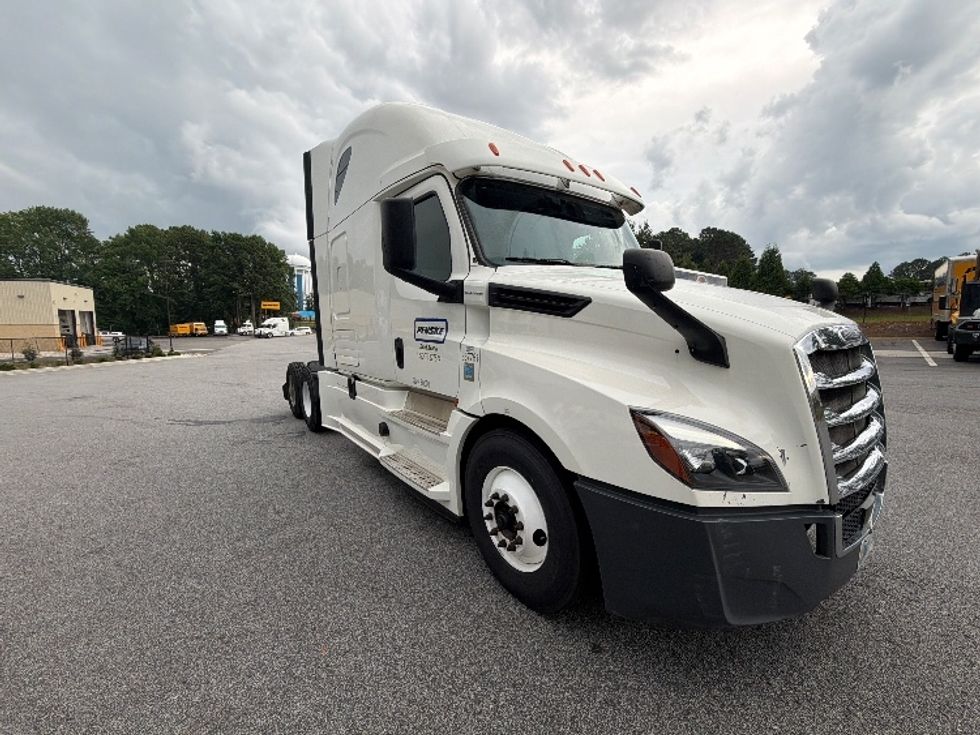 Sleeper Tractor-Heavy Duty Tractors-Freightliner-2020-T12664ST-Atlanta (Forest Park)-GA-563,789\n\t\tmiles-$ 62,250 - Image 1