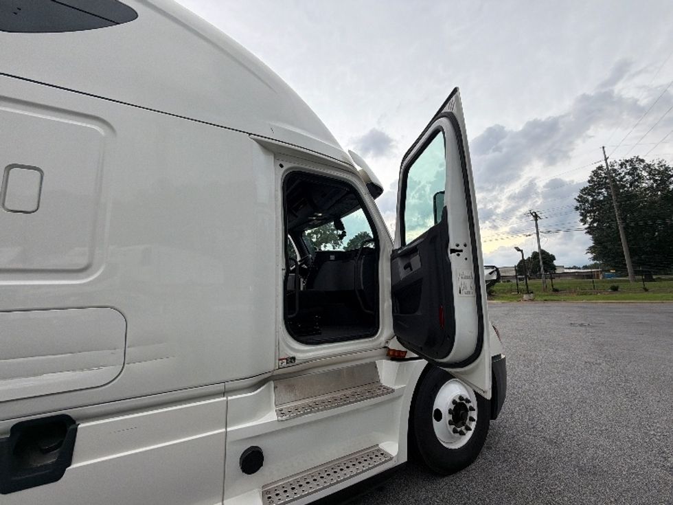 Sleeper Tractor-Heavy Duty Tractors-Freightliner-2020-T12664ST-Atlanta (Forest Park)-GA-563,789\n\t\tmiles-$ 62,250 - Image 13
