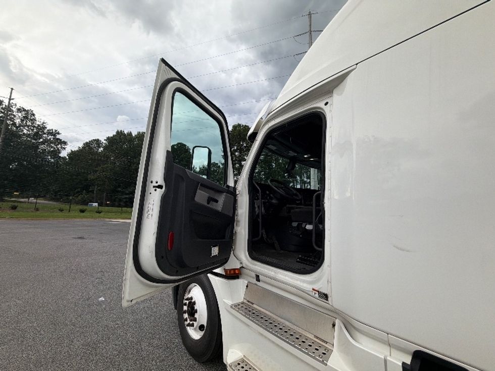Sleeper Tractor-Heavy Duty Tractors-Freightliner-2020-T12664ST-Atlanta (Forest Park)-GA-563,789\n\t\tmiles-$ 62,250 - Image 9