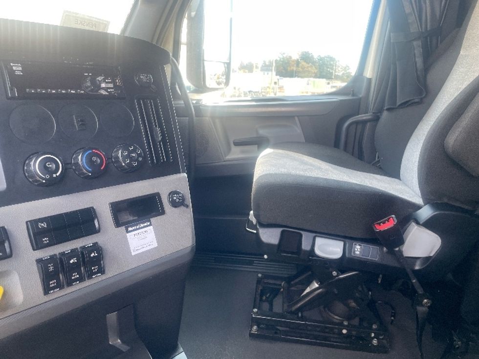 Sleeper Tractor-Heavy Duty Tractors-Freightliner-2020-T12664ST-Atlanta (Forest Park)-GA-633,215\n\t\tmiles-$ 52,000 - Image 12