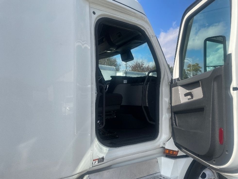 Sleeper Tractor-Heavy Duty Tractors-Freightliner-2020-T12664ST-Atlanta (Forest Park)-GA-633,215\n\t\tmiles-$ 52,000 - Image 13