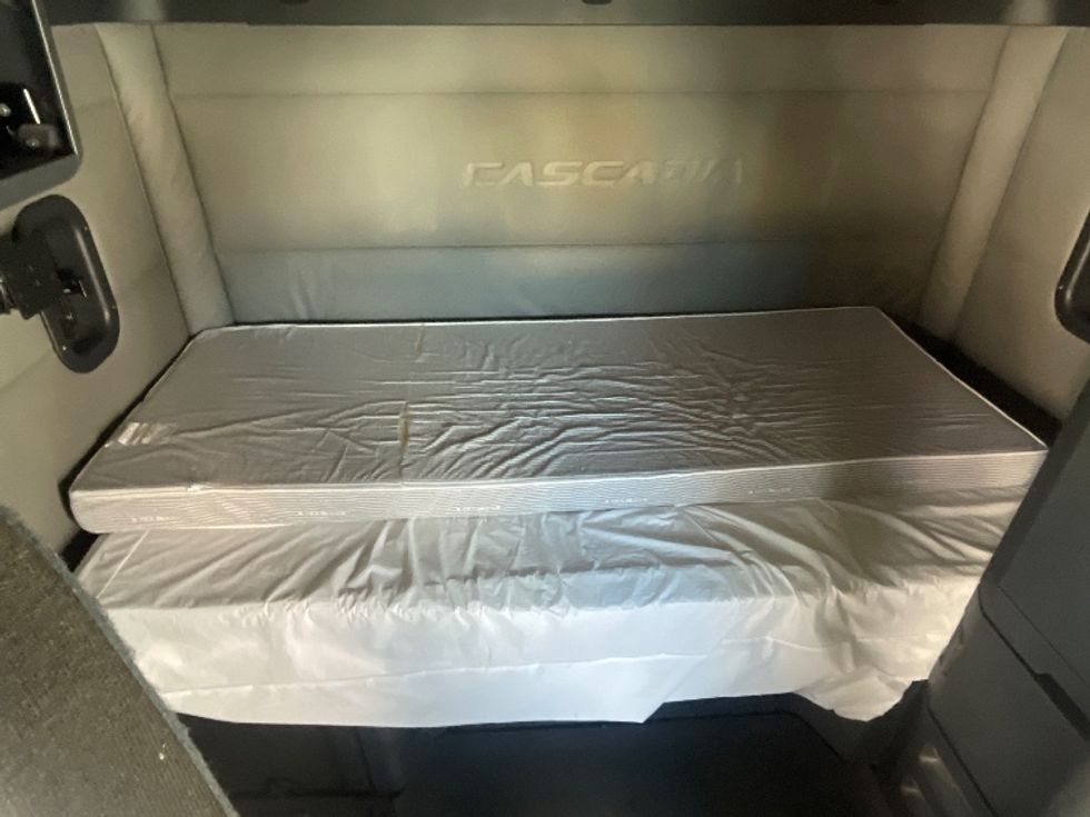 Sleeper Tractor-Heavy Duty Tractors-Freightliner-2020-T12664ST-Atlanta (Forest Park)-GA-633,215\n\t\tmiles-$ 52,000 - Image 16