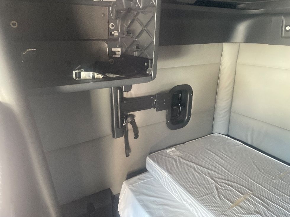 Sleeper Tractor-Heavy Duty Tractors-Freightliner-2020-T12664ST-Atlanta (Forest Park)-GA-633,215\n\t\tmiles-$ 52,000 - Image 18