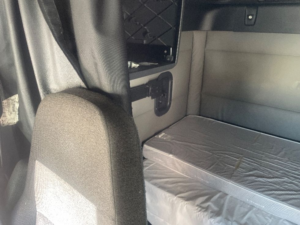 Sleeper Tractor-Heavy Duty Tractors-Freightliner-2020-T12664ST-Atlanta (Forest Park)-GA-633,215\n\t\tmiles-$ 52,000 - Image 19