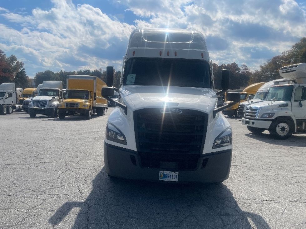 Sleeper Tractor-Heavy Duty Tractors-Freightliner-2020-T12664ST-Atlanta (Forest Park)-GA-633,215\n\t\tmiles-$ 52,000 - Image 2