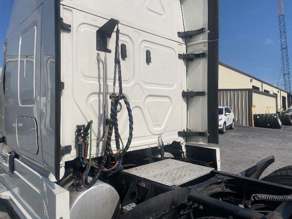 Sleeper Tractor-Heavy Duty Tractors-Freightliner-2020-T12664ST-Atlanta (Forest Park)-GA-633,215\n\t\tmiles-$ 52,000 - Image 22