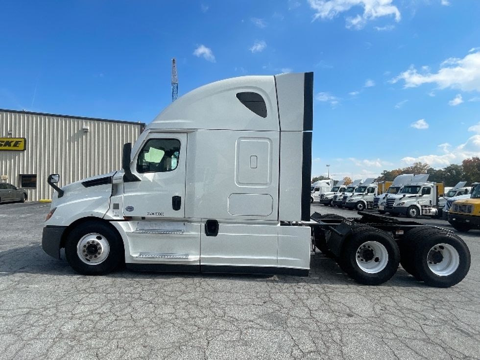 Sleeper Tractor-Heavy Duty Tractors-Freightliner-2020-T12664ST-Atlanta (Forest Park)-GA-633,215\n\t\tmiles-$ 52,000 - Image 4