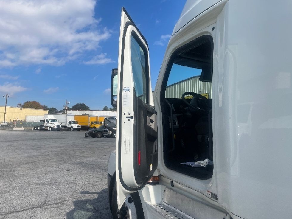 Sleeper Tractor-Heavy Duty Tractors-Freightliner-2020-T12664ST-Atlanta (Forest Park)-GA-633,215\n\t\tmiles-$ 52,000 - Image 9