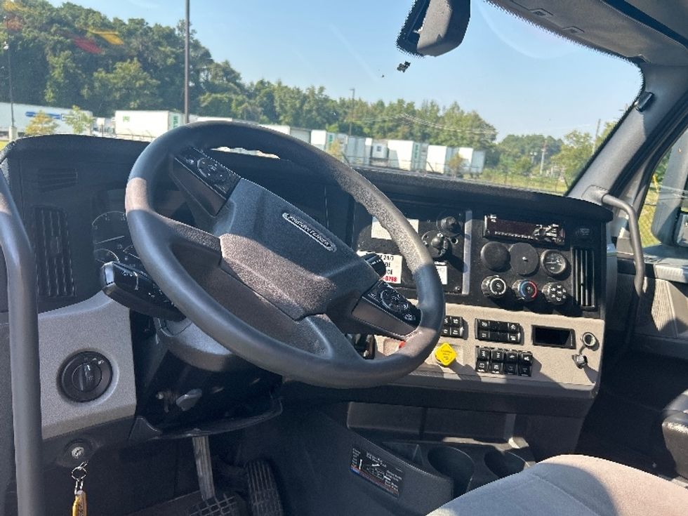Sleeper Tractor-Heavy Duty Tractors-Freightliner-2020-T12664ST-Atlanta (Forest Park)-GA-719,512\n\t\tmiles-$ 47,750 - Image 10