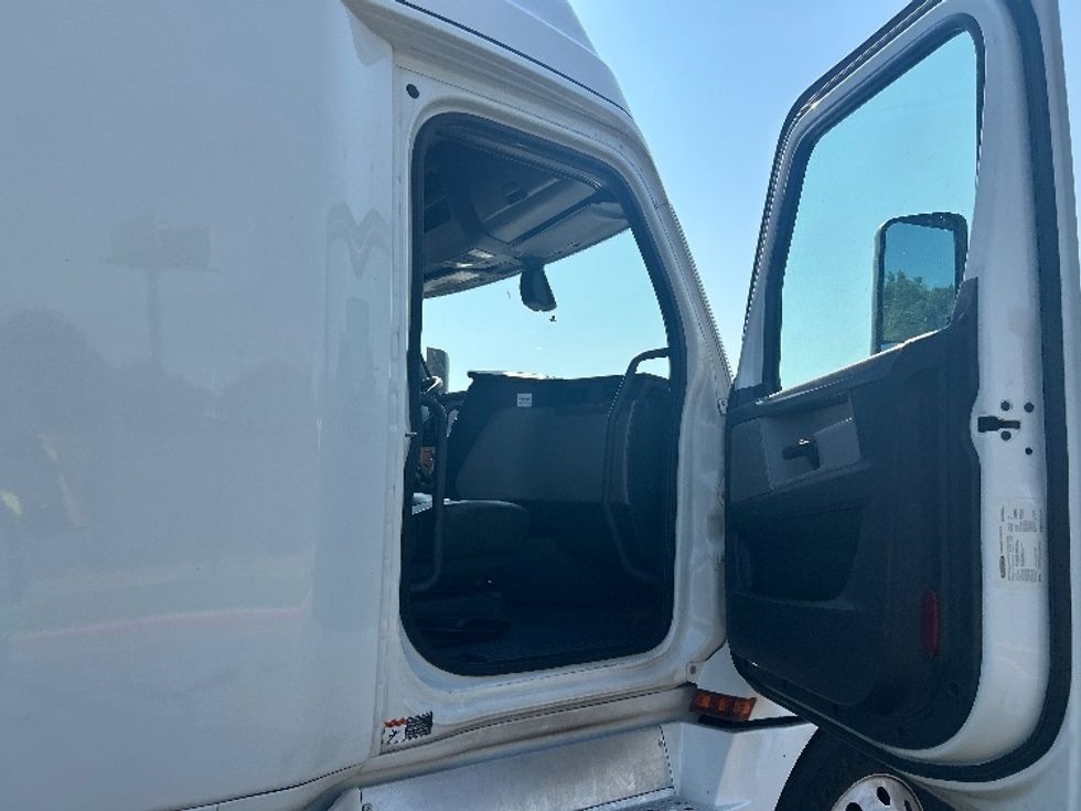 Sleeper Tractor-Heavy Duty Tractors-Freightliner-2020-T12664ST-Atlanta (Forest Park)-GA-719,512\n\t\tmiles-$ 47,750 - Image 13