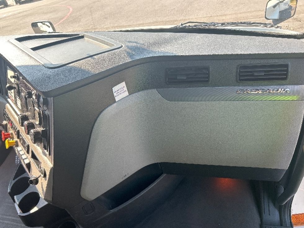 Sleeper Tractor-Heavy Duty Tractors-Freightliner-2020-T12664ST-Atlanta (Forest Park)-GA-719,512\n\t\tmiles-$ 47,750 - Image 14