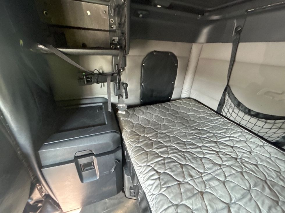 Sleeper Tractor-Heavy Duty Tractors-Freightliner-2020-T12664ST-Atlanta (Forest Park)-GA-719,512\n\t\tmiles-$ 47,750 - Image 19