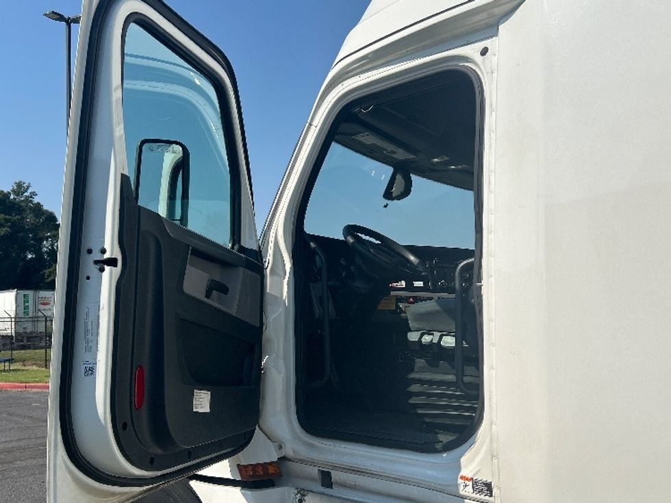 Sleeper Tractor-Heavy Duty Tractors-Freightliner-2020-T12664ST-Atlanta (Forest Park)-GA-719,512\n\t\tmiles-$ 47,750 - Image 9
