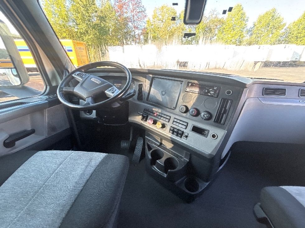Sleeper Tractor-Heavy Duty Tractors-Freightliner-2020-T12664ST-Atlanta-GA-631,840\n\t\tmiles-$ 61,000 - Image 12