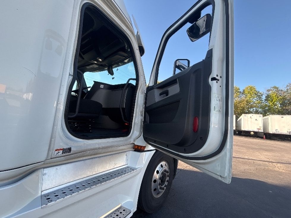 Sleeper Tractor-Heavy Duty Tractors-Freightliner-2020-T12664ST-Atlanta-GA-631,840\n\t\tmiles-$ 61,000 - Image 13