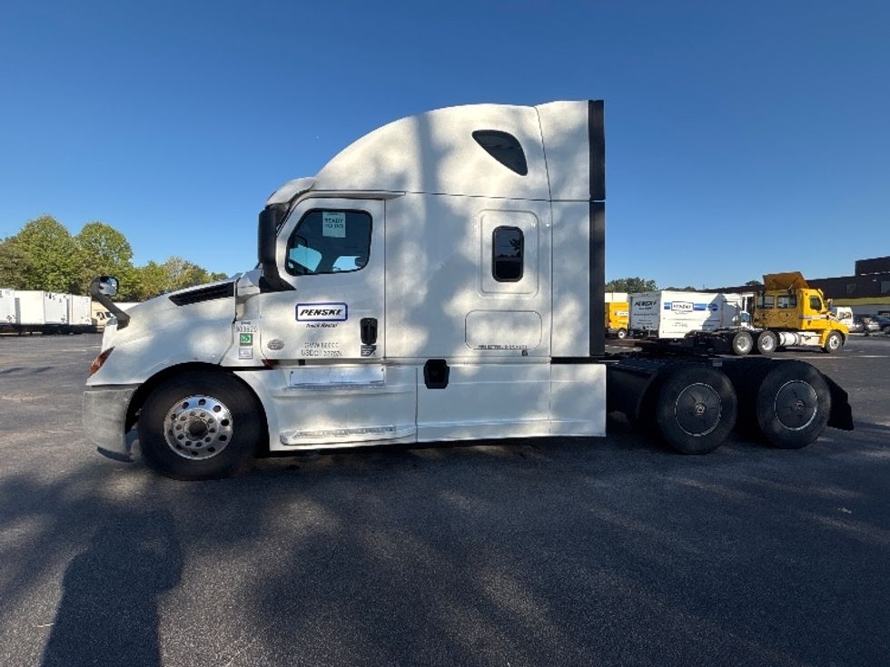 Sleeper Tractor-Heavy Duty Tractors-Freightliner-2020-T12664ST-Atlanta-GA-631,840\n\t\tmiles-$ 61,000 - Image 4