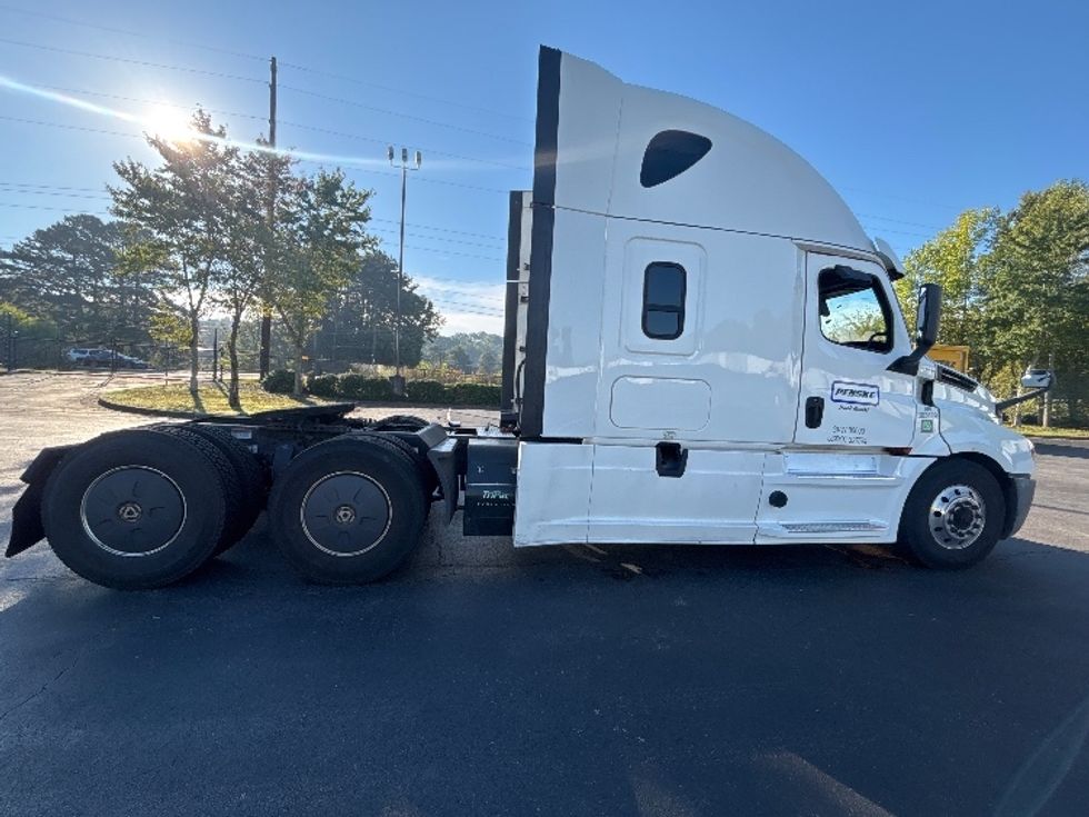 Sleeper Tractor-Heavy Duty Tractors-Freightliner-2020-T12664ST-Atlanta-GA-631,840\n\t\tmiles-$ 61,000 - Image 8