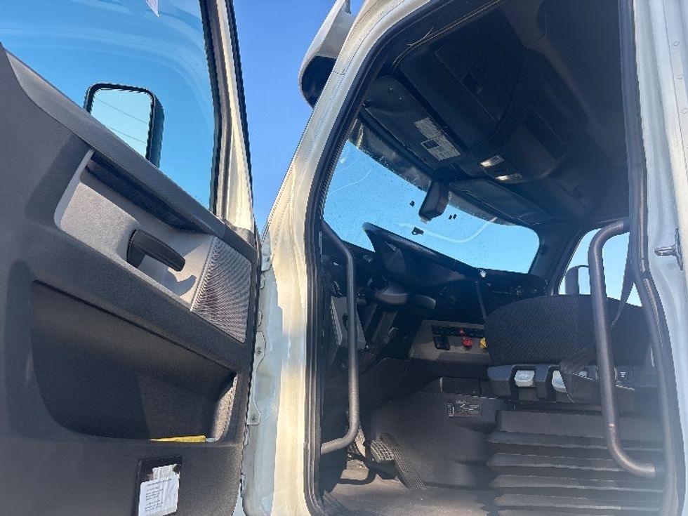 Sleeper Tractor-Heavy Duty Tractors-Freightliner-2020-T12664ST-Atlanta-GA-631,840\n\t\tmiles-$ 61,000 - Image 9