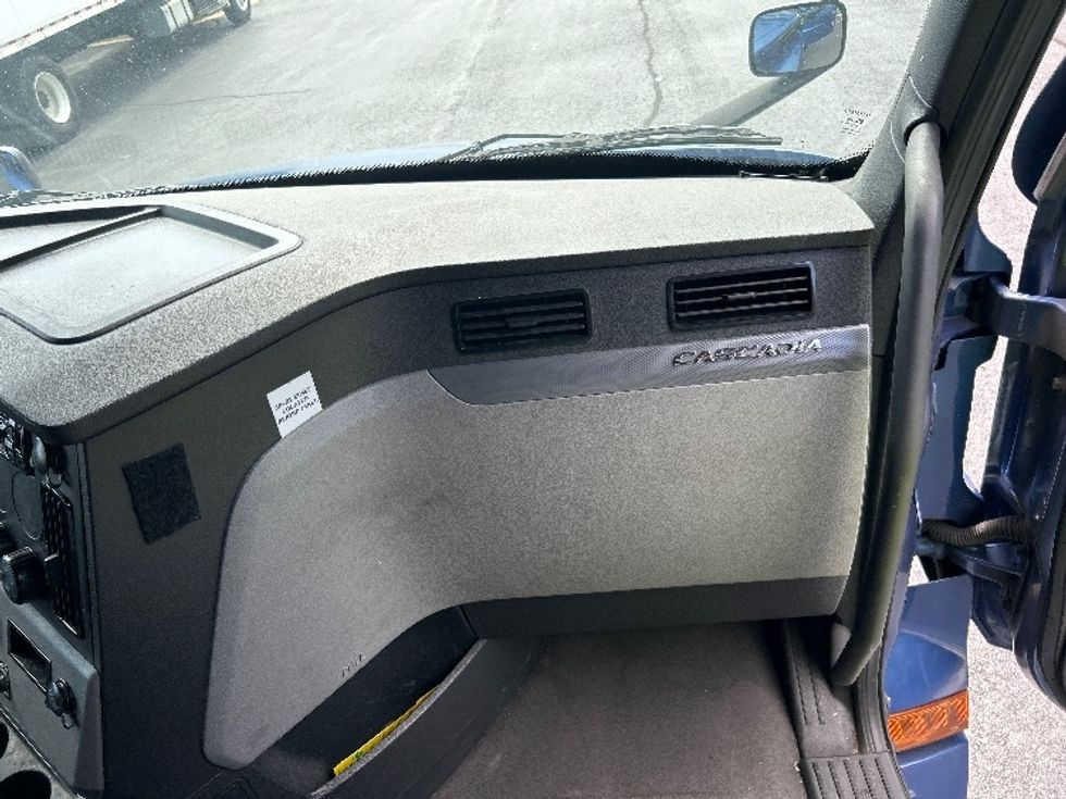 Sleeper Tractor-Heavy Duty Tractors-Freightliner-2020-T12664ST-Atlanta-GA-636,734\n\t\tmiles-$ 53,250 - Image 14