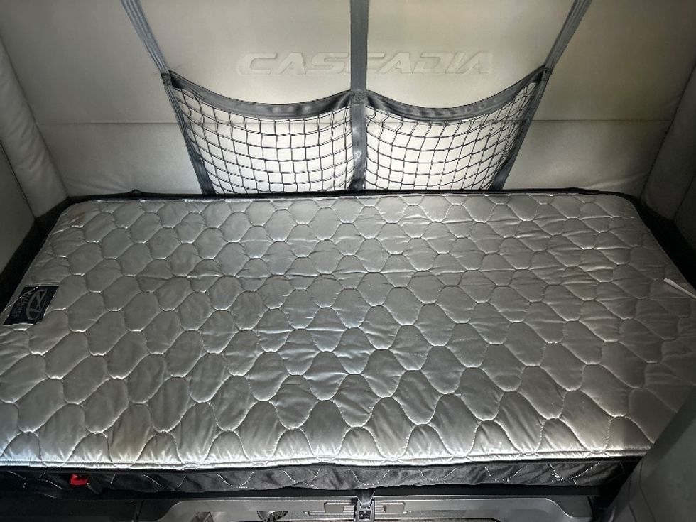 Sleeper Tractor-Heavy Duty Tractors-Freightliner-2020-T12664ST-Atlanta-GA-636,734\n\t\tmiles-$ 53,250 - Image 17