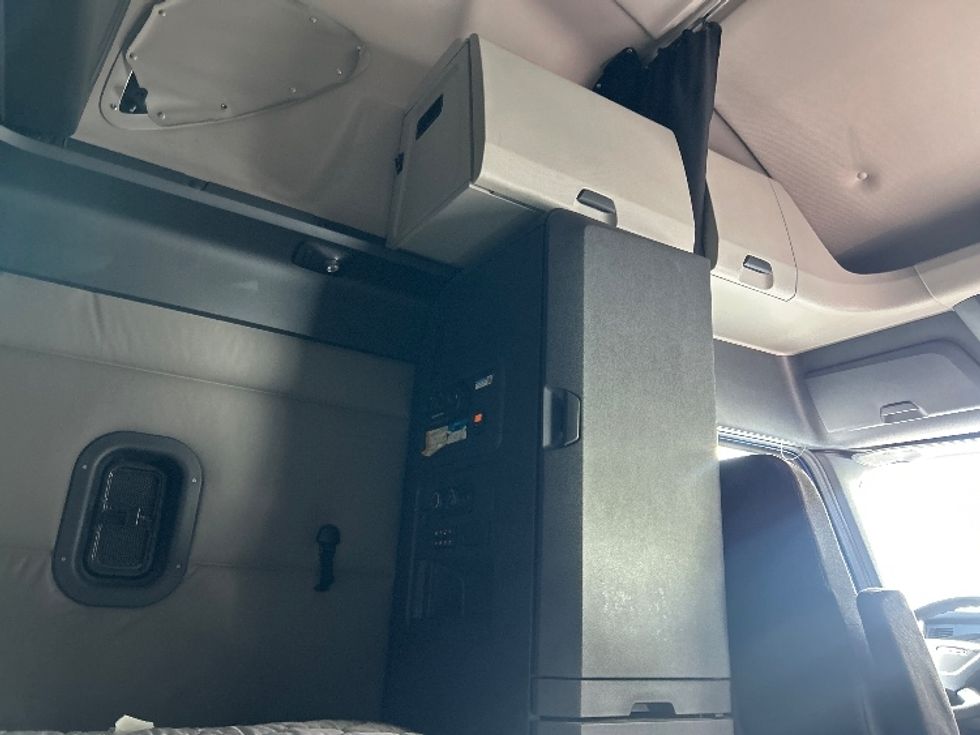 Sleeper Tractor-Heavy Duty Tractors-Freightliner-2020-T12664ST-Atlanta-GA-636,734\n\t\tmiles-$ 53,250 - Image 18