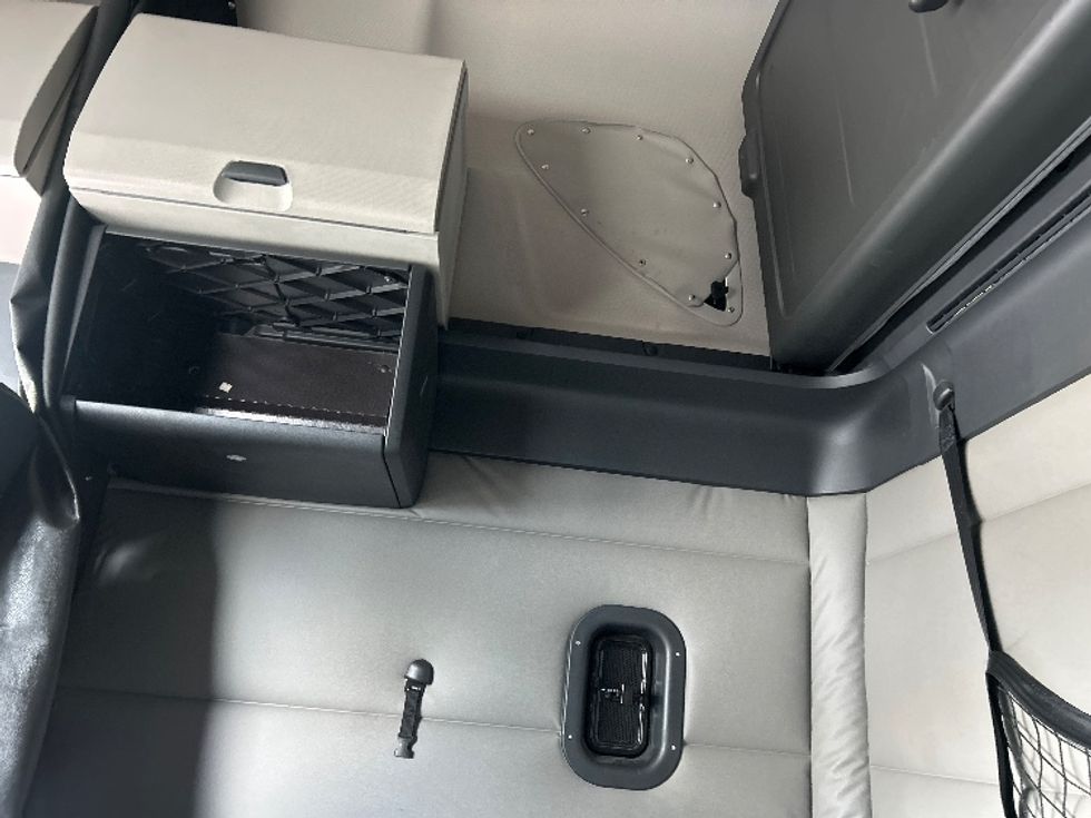 Sleeper Tractor-Heavy Duty Tractors-Freightliner-2020-T12664ST-Atlanta-GA-636,734\n\t\tmiles-$ 53,250 - Image 19