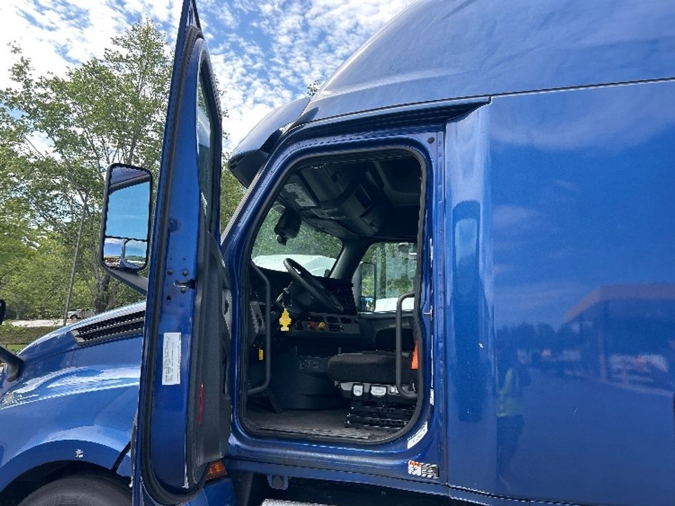 Sleeper Tractor-Heavy Duty Tractors-Freightliner-2020-T12664ST-Atlanta-GA-636,734\n\t\tmiles-$ 53,250 - Image 9