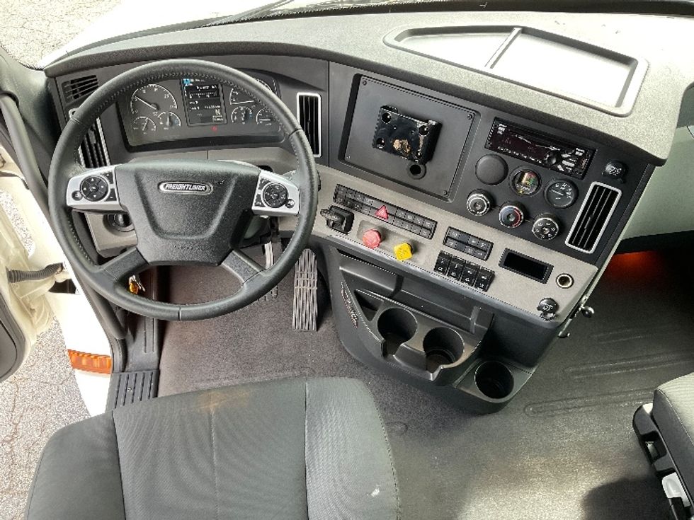 Sleeper Tractor-Heavy Duty Tractors-Freightliner-2020-T12664ST-Augusta-GA-211,354\n\t\tmiles-$ 80,750 - Image 12