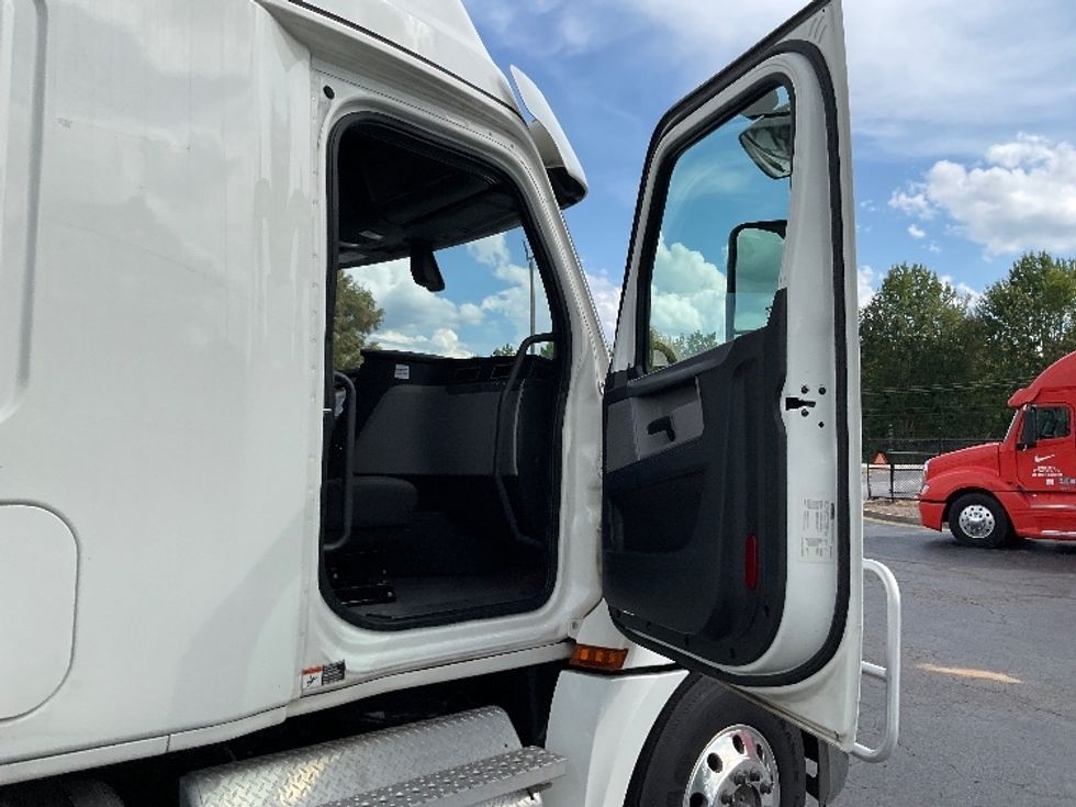 Sleeper Tractor-Heavy Duty Tractors-Freightliner-2020-T12664ST-Augusta-GA-211,354\n\t\tmiles-$ 80,750 - Image 13