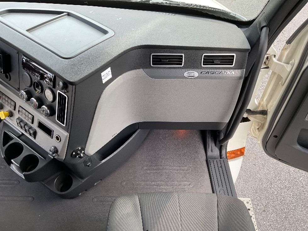 Sleeper Tractor-Heavy Duty Tractors-Freightliner-2020-T12664ST-Augusta-GA-211,354\n\t\tmiles-$ 80,750 - Image 14