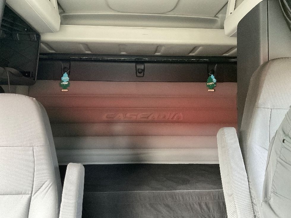 Sleeper Tractor-Heavy Duty Tractors-Freightliner-2020-T12664ST-Augusta-GA-211,354\n\t\tmiles-$ 80,750 - Image 16