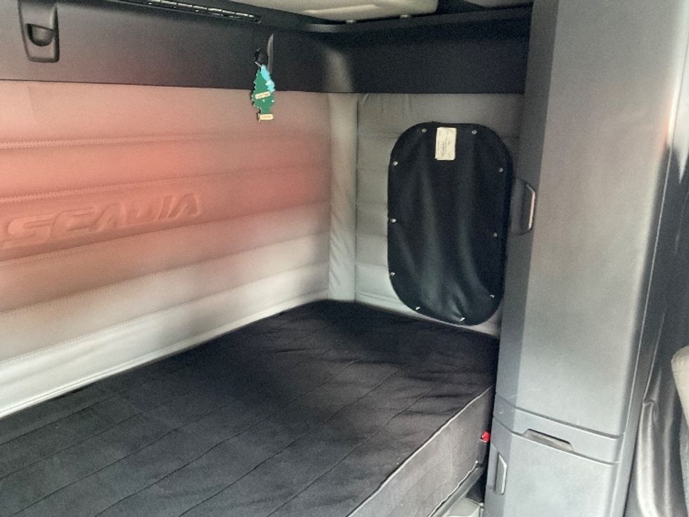 Sleeper Tractor-Heavy Duty Tractors-Freightliner-2020-T12664ST-Augusta-GA-211,354\n\t\tmiles-$ 80,750 - Image 18