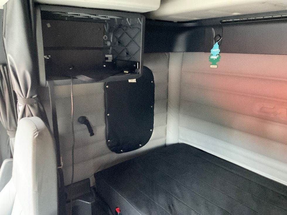 Sleeper Tractor-Heavy Duty Tractors-Freightliner-2020-T12664ST-Augusta-GA-211,354\n\t\tmiles-$ 80,750 - Image 19