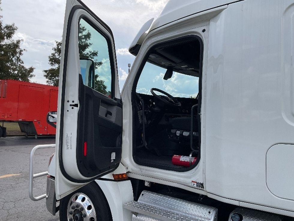 Sleeper Tractor-Heavy Duty Tractors-Freightliner-2020-T12664ST-Augusta-GA-211,354\n\t\tmiles-$ 80,750 - Image 9