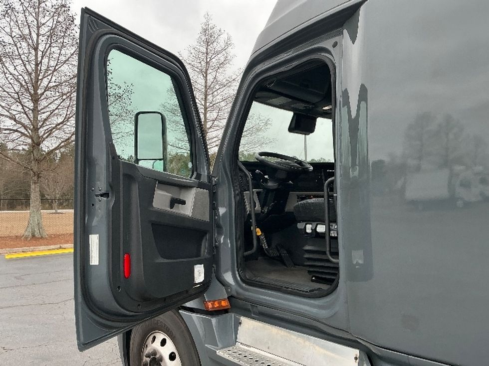 Sleeper Tractor-Heavy Duty Tractors-Freightliner-2020-T12664ST-Augusta-GA-524,372\n\t\tmiles-$ 56,500 - Image 9