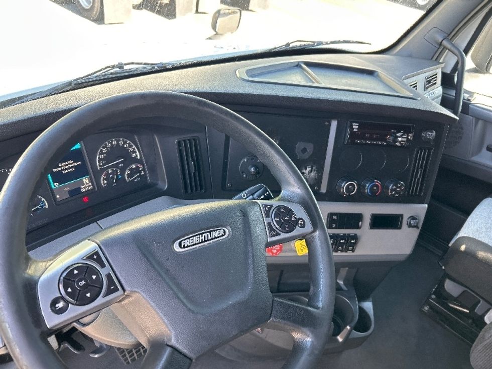 Sleeper Tractor-Heavy Duty Tractors-Freightliner-2020-T12664ST-Avon Lake-OH-513,880\n\t\tmiles-$ 58,750 - Image 10